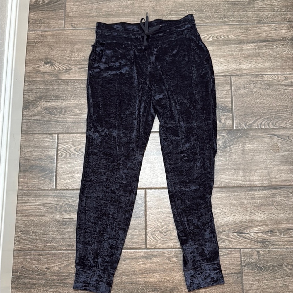 Lululemon Black Crushed Velvet Joggers size 8 EUC
